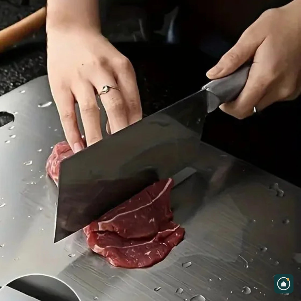 Cortando carne na tábua de inox
