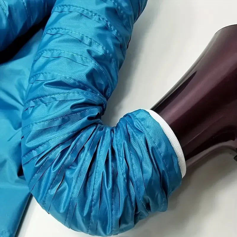 Mangueira do saco de secagem pet encaixada no bico de um secador de cabelo